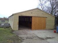 5 Bay American Barn - all on one side with walkway to the front of the stables.